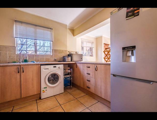 2 BEDROOM TOWNHOUSE FOR SALE IN CASTLEVIEW